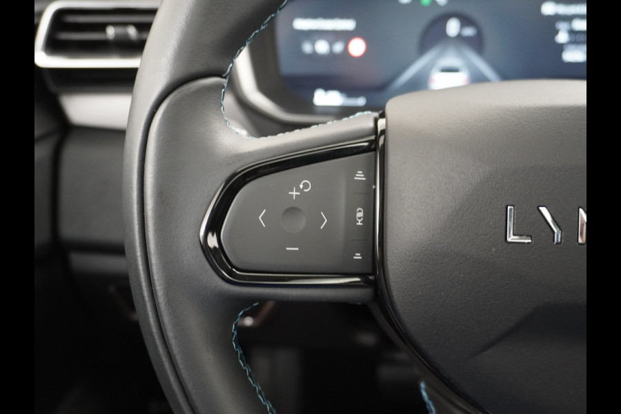 Lynk & Co 01 1.5T PHEV AUT-7 261pk Pano-Schuif-K-dak 20" 360°Camera Apple Carplay Android Auto Adap.-Cruise Navi Pdc Ecc Keyless Led Plug-In  Elek.Memory.Verwarmde.Stoel(en) File assistent Dodehoek detector Elek. Bedienbare Achterklep Rijstrooksensor Wifi Verkeersbord detectie 425Nm koppel 3,6kw laadvermogen Euro 6 Hybride Benzine / Elektrisch rijden 1.800kg trekvermogen