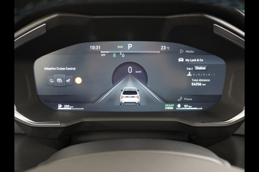 Lynk & Co 01 1.5T PHEV AUT-7 261pk Pano-Schuif-K-dak 20" 360°Camera Apple Carplay Android Auto Adap.-Cruise Navi Pdc Ecc Keyless Led Plug-In  Elek.Memory.Verwarmde.Stoel(en) File assistent Dodehoek detector Elek. Bedienbare Achterklep Rijstrooksensor Wifi Verkeersbord detectie 425Nm koppel 3,6kw laadvermogen Euro 6 Hybride Benzine / Elektrisch rijden 1.800kg trekvermogen