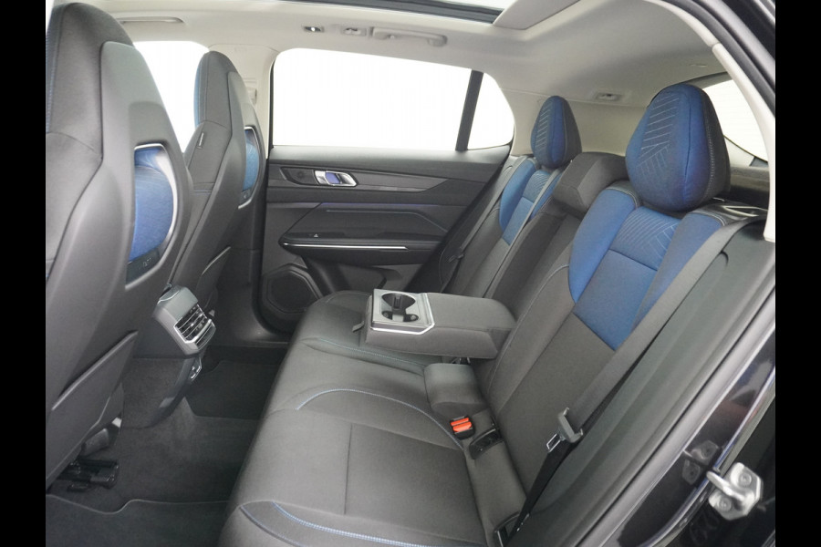 Lynk & Co 01 1.5T PHEV AUT-7 261pk Pano-Schuif-K-dak 20" 360°Camera Apple Carplay Android Auto Adap.-Cruise Navi Pdc Ecc Keyless Led Plug-In  Elek.Memory.Verwarmde.Stoel(en) File assistent Dodehoek detector Elek. Bedienbare Achterklep Rijstrooksensor Wifi Verkeersbord detectie 425Nm koppel 3,6kw laadvermogen Euro 6 Hybride Benzine / Elektrisch rijden 1.800kg trekvermogen