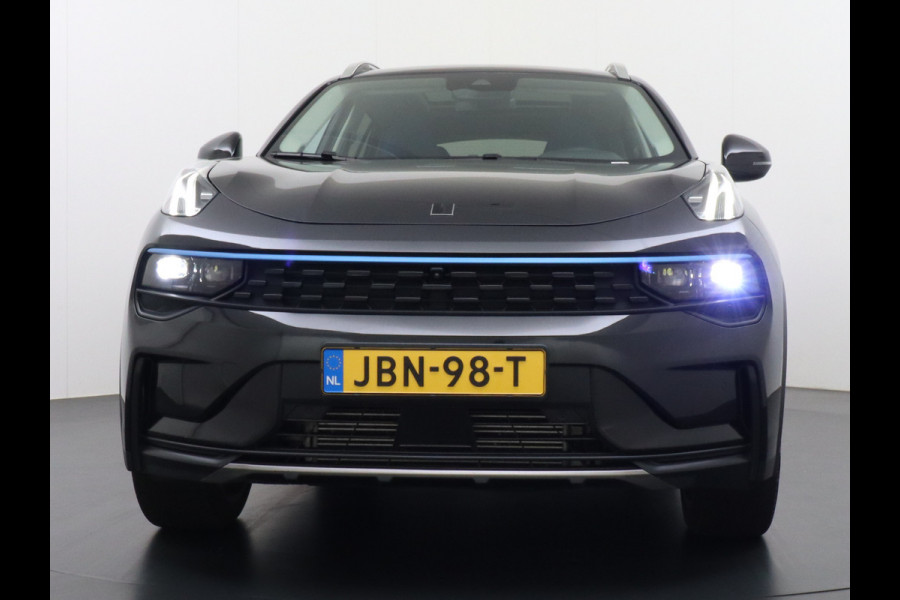 Lynk & Co 01 1.5T PHEV AUT-7 261pk Pano-Schuif-K-dak 20" 360°Camera Apple Carplay Android Auto Adap.-Cruise Navi Pdc Ecc Keyless Led Plug-In  Elek.Memory.Verwarmde.Stoel(en) File assistent Dodehoek detector Elek. Bedienbare Achterklep Rijstrooksensor Wifi Verkeersbord detectie 425Nm koppel 3,6kw laadvermogen Euro 6 Hybride Benzine / Elektrisch rijden 1.800kg trekvermogen