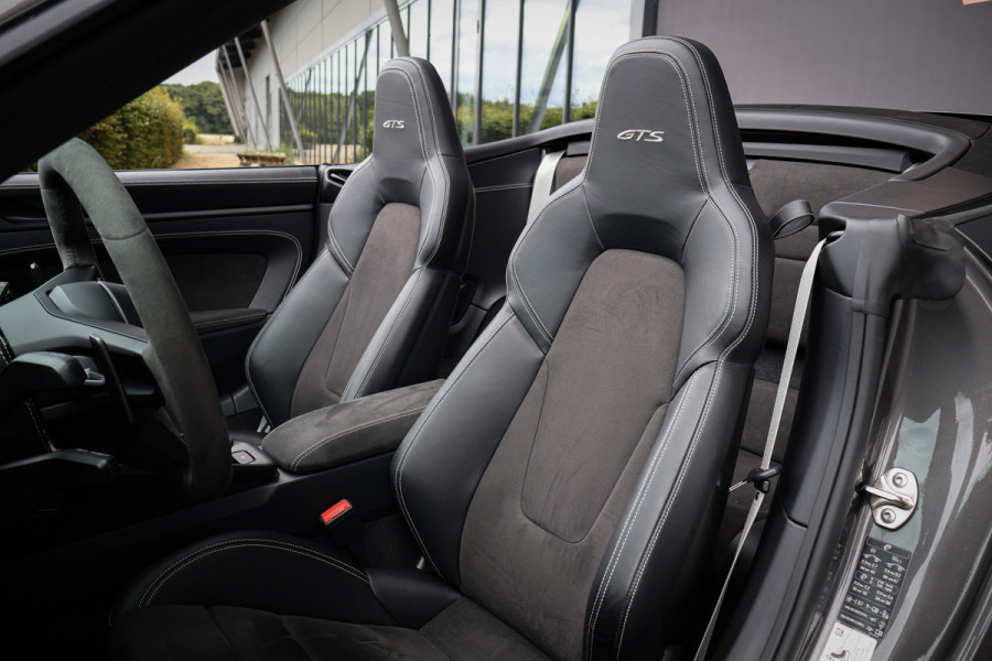 Porsche 911 Cabrio 3.0 Carrera 4 GTS | NP 255.996,- | ACHTERASBESTURING | ADAPTIVE SPORTSTOELLEN PLUS | DECOR MAT CARBON | LICHT DESIGN PACK
