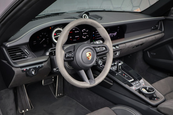 Porsche 911 Cabrio 3.0 Carrera 4 GTS | NP 255.996,- | ACHTERASBESTURING | ADAPTIVE SPORTSTOELLEN PLUS | DECOR MAT CARBON | LICHT DESIGN PACK