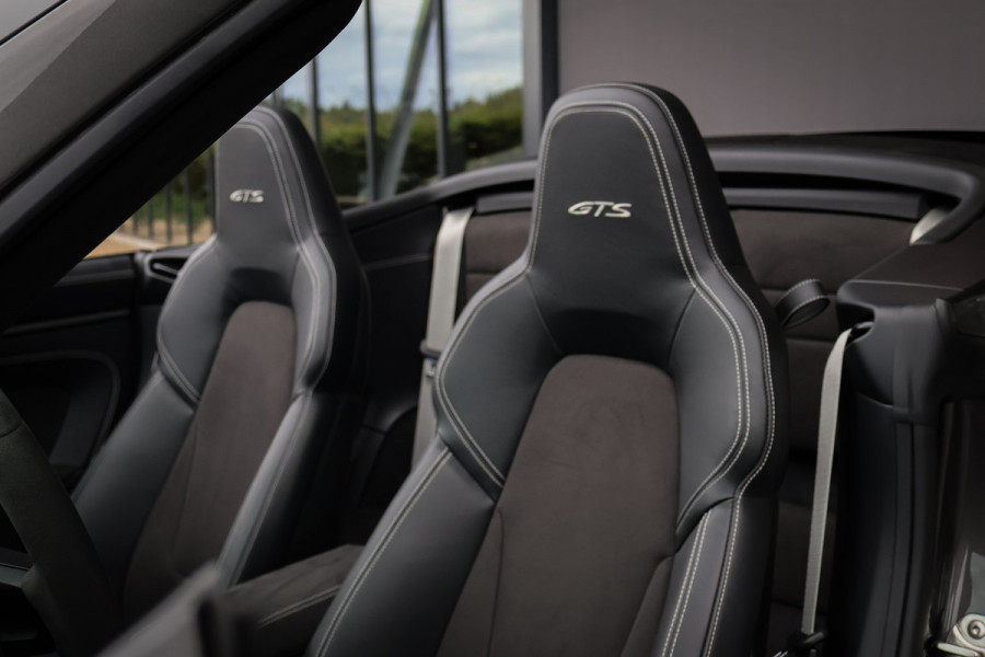 Porsche 911 Cabrio 3.0 Carrera 4 GTS | NP 255.996,- | ACHTERASBESTURING | ADAPTIVE SPORTSTOELLEN PLUS | DECOR MAT CARBON | LICHT DESIGN PACK