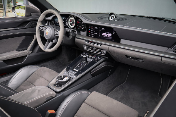 Porsche 911 Cabrio 3.0 Carrera 4 GTS | NP 255.996,- | ACHTERASBESTURING | ADAPTIVE SPORTSTOELLEN PLUS | DECOR MAT CARBON | LICHT DESIGN PACK