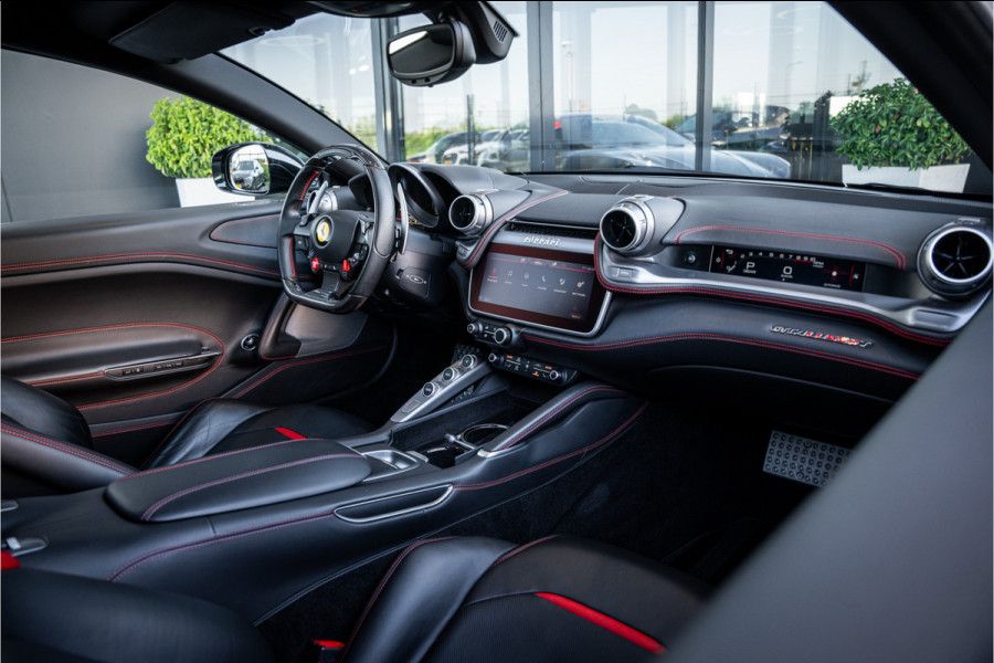 Ferrari GTC4 Lusso T 3.9 V8 - Nero Daytona | Passenger Display | Lift | Stoelkoeling | Memory Ferrari GTC4 Lusso T 3.9 V8 - Nero Daytona | Passenger Display | Lift | Stoelkoeling | Memory