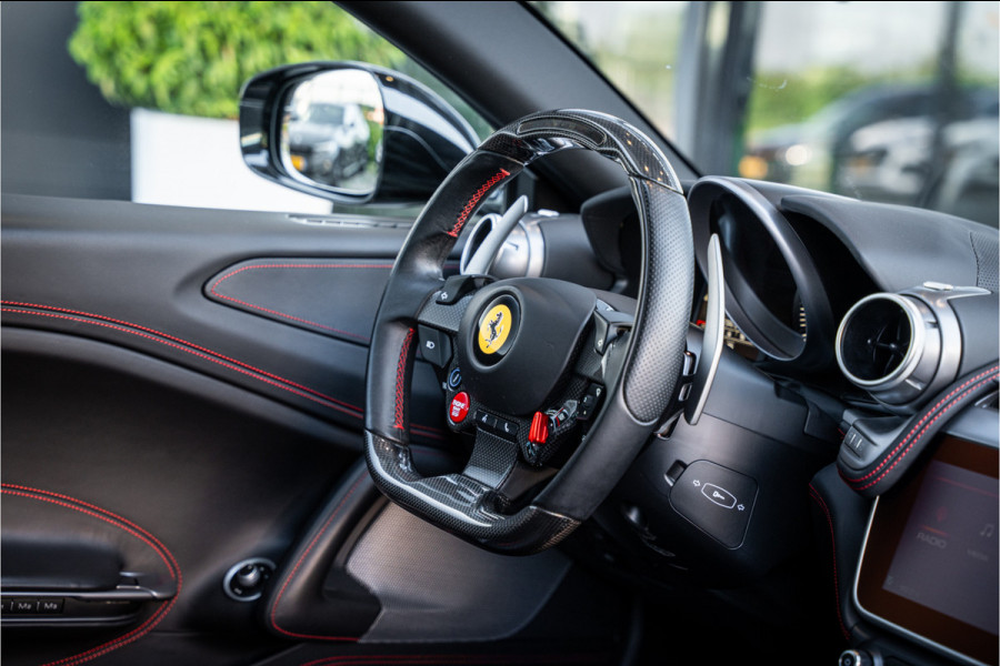Ferrari GTC4 Lusso T 3.9 V8 - Nero Daytona | Passenger Display | Lift | Stoelkoeling | Memory Ferrari GTC4 Lusso T 3.9 V8 - Nero Daytona | Passenger Display | Lift | Stoelkoeling | Memory