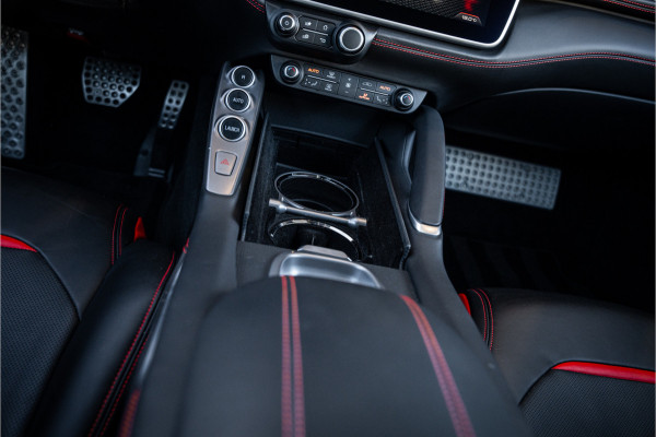 Ferrari GTC4 Lusso T 3.9 V8 - Nero Daytona | Passenger Display | Lift | Stoelkoeling | Memory Ferrari GTC4 Lusso T 3.9 V8 - Nero Daytona | Passenger Display | Lift | Stoelkoeling | Memory