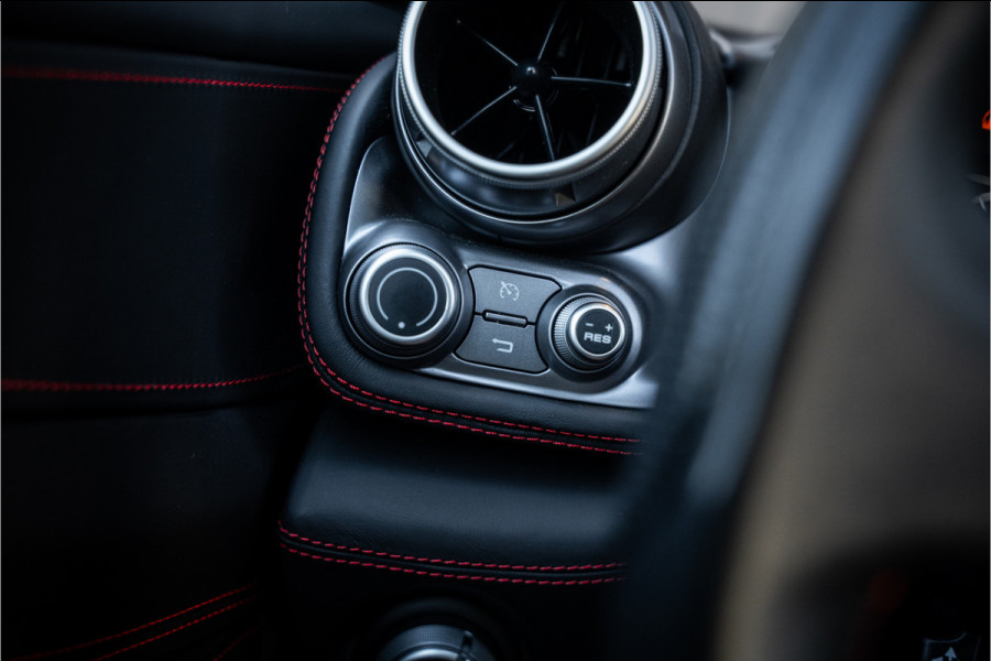 Ferrari GTC4 Lusso T 3.9 V8 - Nero Daytona | Passenger Display | Lift | Stoelkoeling | Memory Ferrari GTC4 Lusso T 3.9 V8 - Nero Daytona | Passenger Display | Lift | Stoelkoeling | Memory