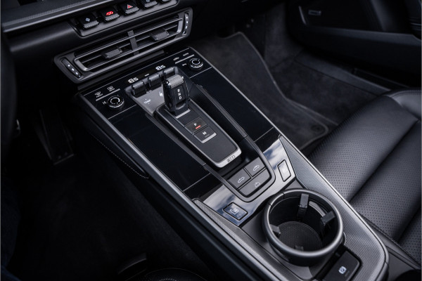 Porsche 911 992 Cabrio 3.0 Carrera 4 S - Sport Chrono l Sport Design l Dealer onderhouden