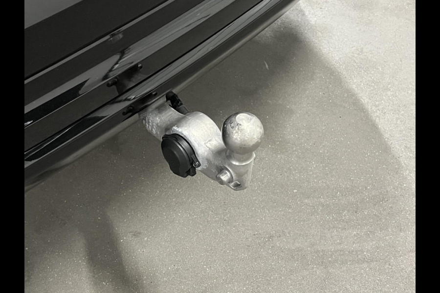 Volvo XC60 2.0 T6 Plug-in hybrid Black Edition | Open dak | Long Range | Trekhaak | Adapt. cruise control | Carplay |