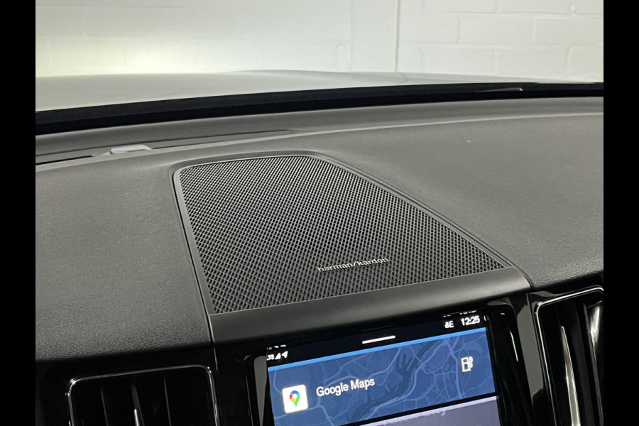 Volvo XC60 2.0 T6 Plug-in hybrid Black Edition | Open dak | Long Range | Trekhaak | Adapt. cruise control | Carplay |
