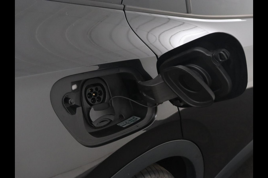 Volkswagen ID.4 Life 77 kWh | Trekhaak | Stoel & stuurverwarming | Camera | Adaptive cruise | Carplay | Navigatie | Parkeerhulp | Half leder