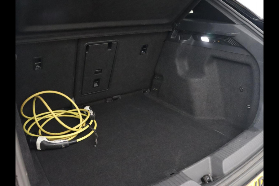 Volkswagen ID.4 Life 77 kWh | Trekhaak | Stoel & stuurverwarming | Camera | Adaptive cruise | Carplay | Navigatie | Parkeerhulp | Half leder