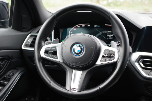 BMW 3 Serie Touring 320e High Executive M-Sport PHEV, Panoramadak, Memory, 360 Camera, Head-Up, Carplay