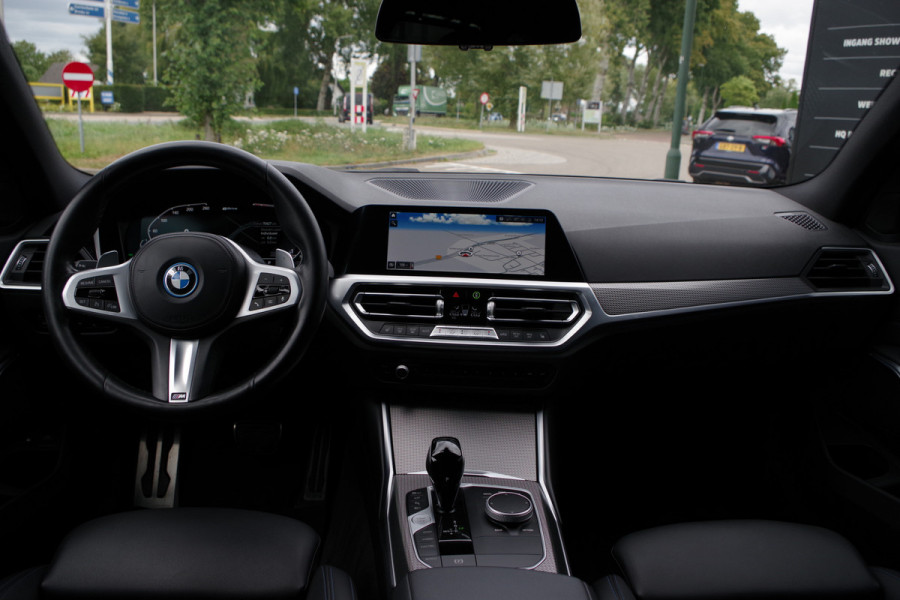 BMW 3 Serie Touring 320e High Executive M-Sport PHEV, Panoramadak, Memory, 360 Camera, Head-Up, Carplay