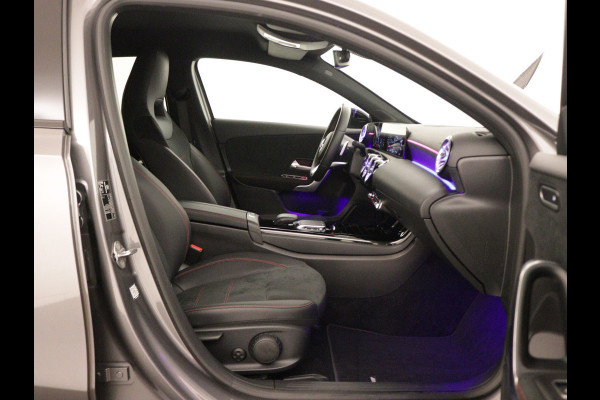 Mercedes-Benz A-Klasse 180 AMG Line | Achteruitrijcamera | Nightpakket | Sfeerverlichting | Stoelverwarming | inclusief 24 maanden MB Certified garantie voor europa