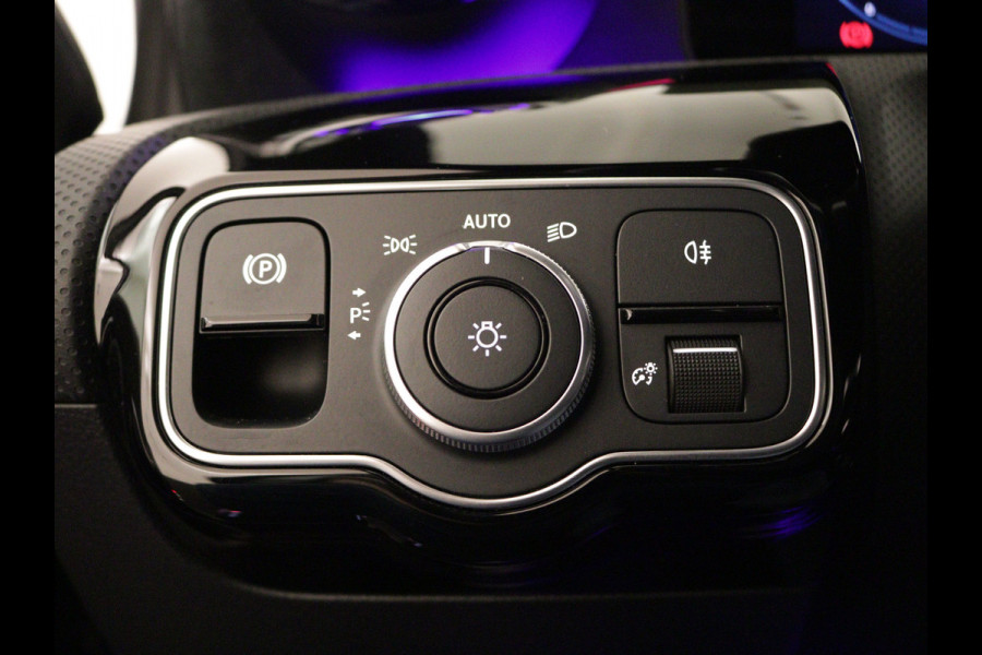 Mercedes-Benz A-Klasse 180 AMG Line | Achteruitrijcamera | Nightpakket | Sfeerverlichting | Stoelverwarming | inclusief 24 maanden MB Certified garantie voor europa