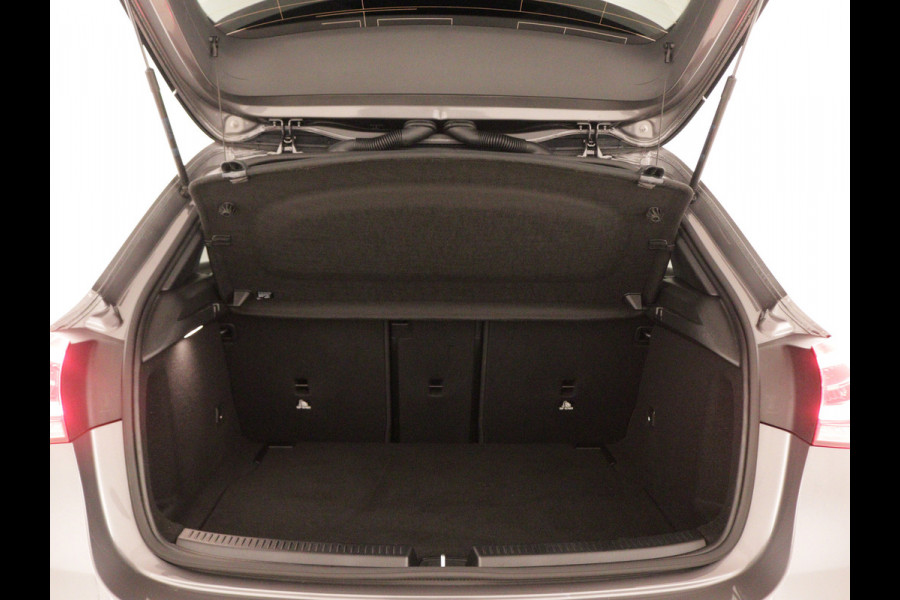 Mercedes-Benz A-Klasse 180 AMG Line | Achteruitrijcamera | Nightpakket | Sfeerverlichting | Stoelverwarming | inclusief 24 maanden MB Certified garantie voor europa