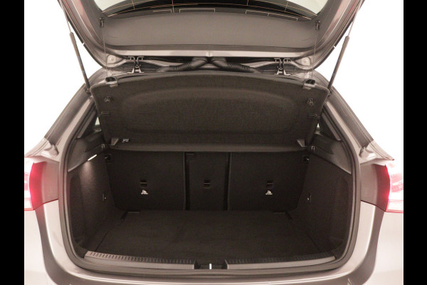 Mercedes-Benz A-Klasse 180 AMG Line | Achteruitrijcamera | Nightpakket | Sfeerverlichting | Stoelverwarming | inclusief 24 maanden MB Certified garantie voor europa