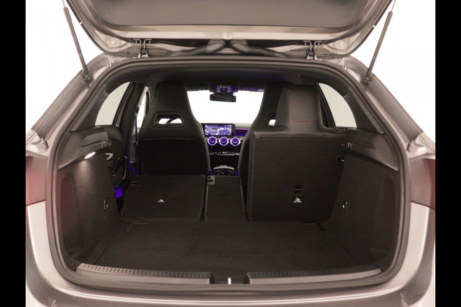 Mercedes-Benz A-Klasse 180 AMG Line | Achteruitrijcamera | Nightpakket | Sfeerverlichting | Stoelverwarming | inclusief 24 maanden MB Certified garantie voor europa