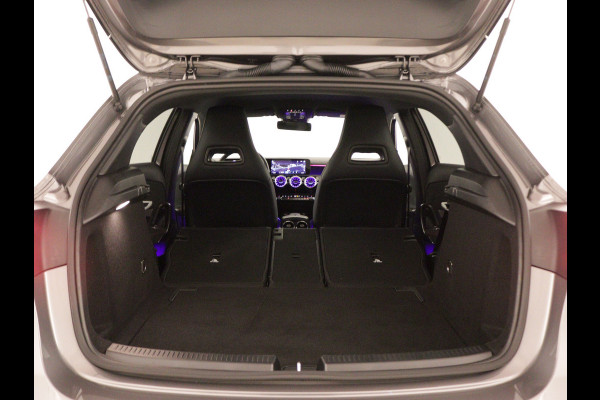 Mercedes-Benz A-Klasse 180 AMG Line | Achteruitrijcamera | Nightpakket | Sfeerverlichting | Stoelverwarming | inclusief 24 maanden MB Certified garantie voor europa