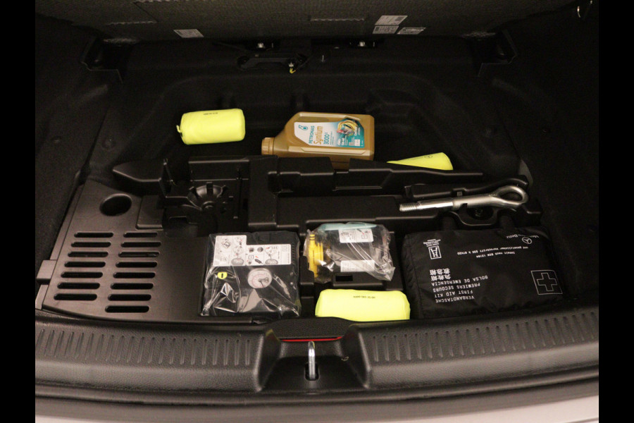 Mercedes-Benz A-Klasse 180 AMG Line | Achteruitrijcamera | Nightpakket | Sfeerverlichting | Stoelverwarming | inclusief 24 maanden MB Certified garantie voor europa