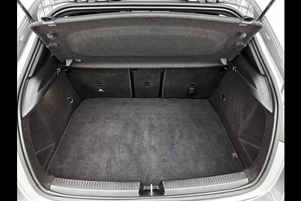 Mercedes-Benz A-Klasse 180 AMG Line | Achteruitrijcamera | Nightpakket | Sfeerverlichting | Stoelverwarming | inclusief 24 maanden MB Certified garantie voor europa