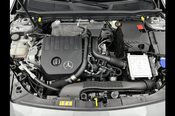 Mercedes-Benz A-Klasse 180 AMG Line | Achteruitrijcamera | Nightpakket | Sfeerverlichting | Stoelverwarming | inclusief 24 maanden MB Certified garantie voor europa