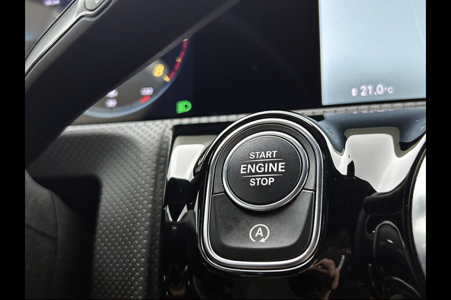 Mercedes-Benz A-Klasse 180 AMG Line | Achteruitrijcamera | Nightpakket | Sfeerverlichting | Stoelverwarming | inclusief 24 maanden MB Certified garantie voor europa