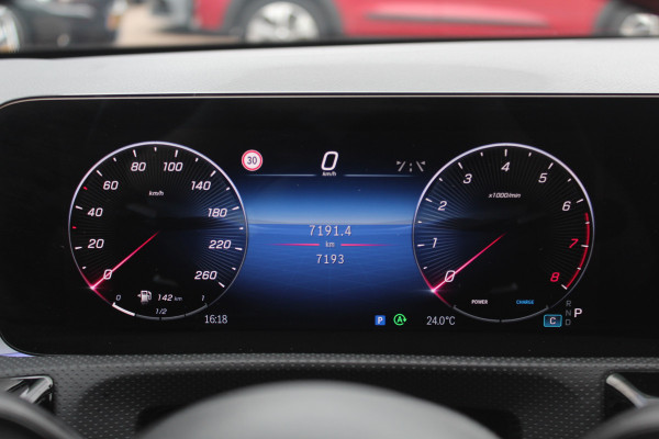 Mercedes-Benz CLA-Klasse 180 AMG Line / MY2024 / NIEUWSTAAT! / Panoramadak / Camera / Leder&Alcantara / 18'' / Sfeerverlichting / Dodehoek / DAB / Cruise Control