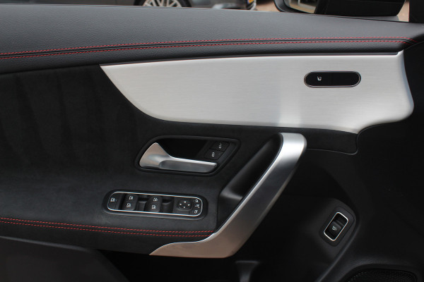 Mercedes-Benz CLA-Klasse 180 AMG Line / MY2024 / NIEUWSTAAT! / Panoramadak / Camera / Leder&Alcantara / 18'' / Sfeerverlichting / Dodehoek / DAB / Cruise Control