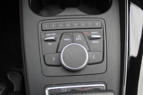Audi A4 Avant 40 TFSI 191pk Sport S line black edition / Leder / Navigatie / Parkeerhulp V+A / 18'' / LED Koplampen / Getint glas / Cruise Control