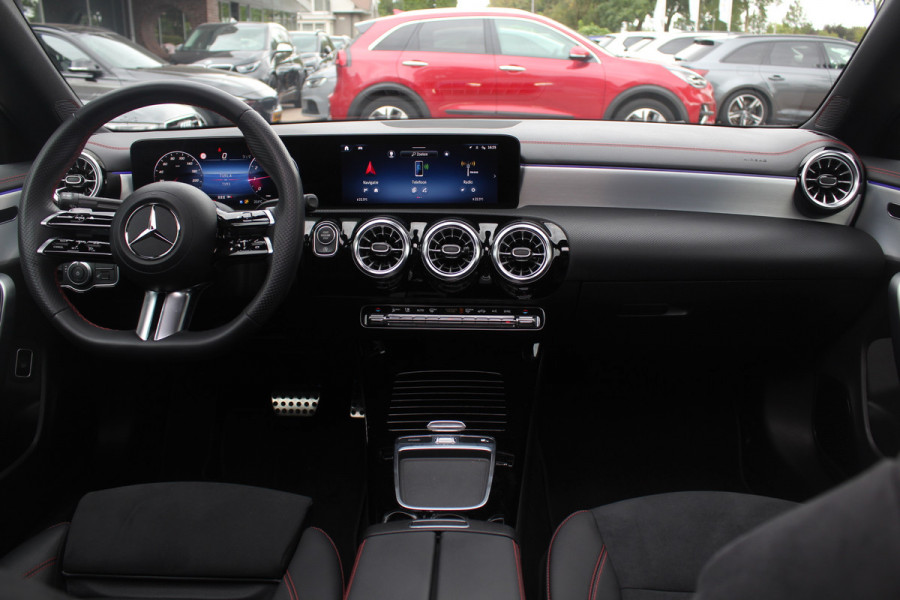 Mercedes-Benz CLA-Klasse 180 AMG Line / MY2024 / NIEUWSTAAT! / Panoramadak / Camera / Leder&Alcantara / 18'' / Sfeerverlichting / Dodehoek / DAB / Cruise Control