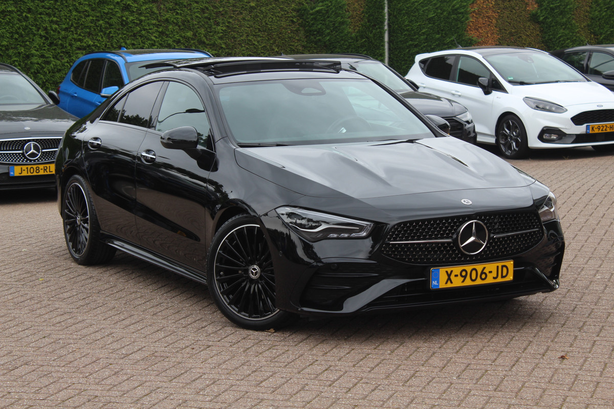 Mercedes-Benz CLA-Klasse 180 AMG Line / MY2024 / NIEUWSTAAT! / Panoramadak / Camera / Leder&Alcantara / 18'' / Sfeerverlichting / Dodehoek / DAB / Cruise Control