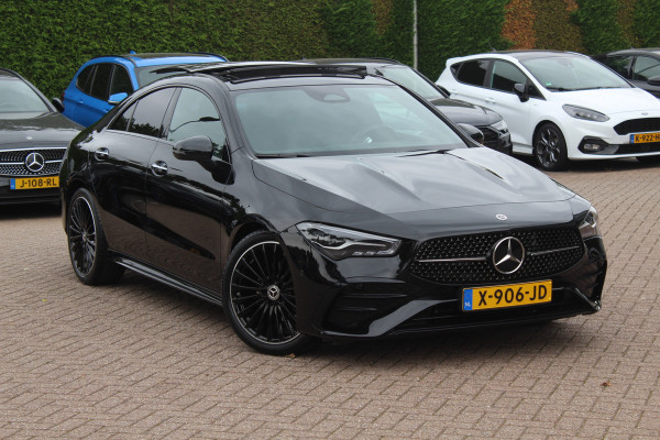 Mercedes-Benz CLA-Klasse 180 AMG Line / MY2024 / NIEUWSTAAT! / Panoramadak / Camera / Leder&Alcantara / 18'' / Sfeerverlichting / Dodehoek / DAB / Cruise Control