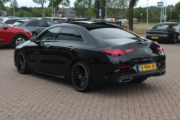 Mercedes-Benz CLA-Klasse 180 AMG Line / MY2024 / NIEUWSTAAT! / Panoramadak / Camera / Leder&Alcantara / 18'' / Sfeerverlichting / Dodehoek / DAB / Cruise Control