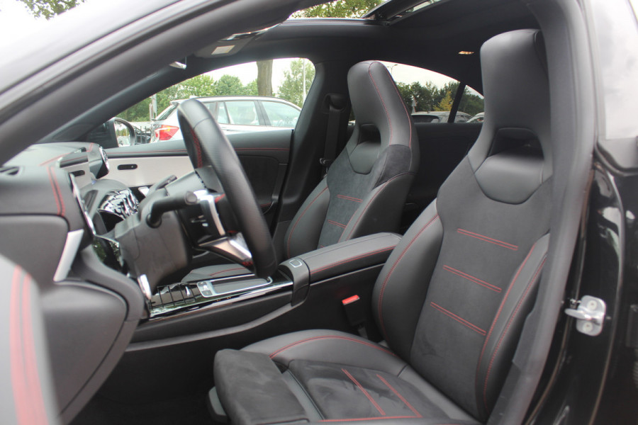 Mercedes-Benz CLA-Klasse 180 AMG Line / MY2024 / NIEUWSTAAT! / Panoramadak / Camera / Leder&Alcantara / 18'' / Sfeerverlichting / Dodehoek / DAB / Cruise Control