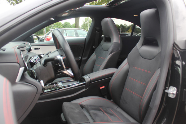 Mercedes-Benz CLA-Klasse 180 AMG Line / MY2024 / NIEUWSTAAT! / Panoramadak / Camera / Leder&Alcantara / 18'' / Sfeerverlichting / Dodehoek / DAB / Cruise Control