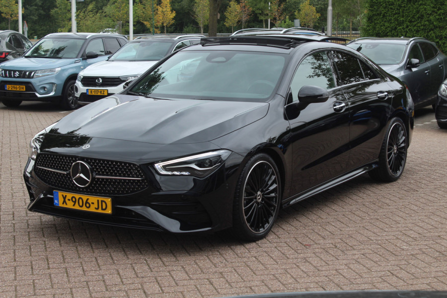 Mercedes-Benz CLA-Klasse 180 AMG Line / MY2024 / NIEUWSTAAT! / Panoramadak / Camera / Leder&Alcantara / 18'' / Sfeerverlichting / Dodehoek / DAB / Cruise Control