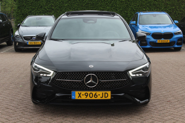 Mercedes-Benz CLA-Klasse 180 AMG Line / MY2024 / NIEUWSTAAT! / Panoramadak / Camera / Leder&Alcantara / 18'' / Sfeerverlichting / Dodehoek / DAB / Cruise Control