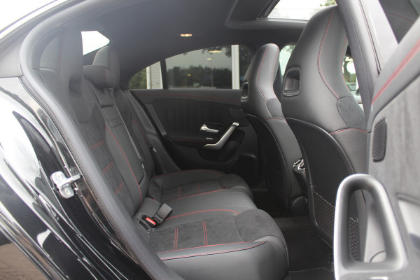 Mercedes-Benz CLA-Klasse 180 AMG Line / MY2024 / NIEUWSTAAT! / Panoramadak / Camera / Leder&Alcantara / 18'' / Sfeerverlichting / Dodehoek / DAB / Cruise Control
