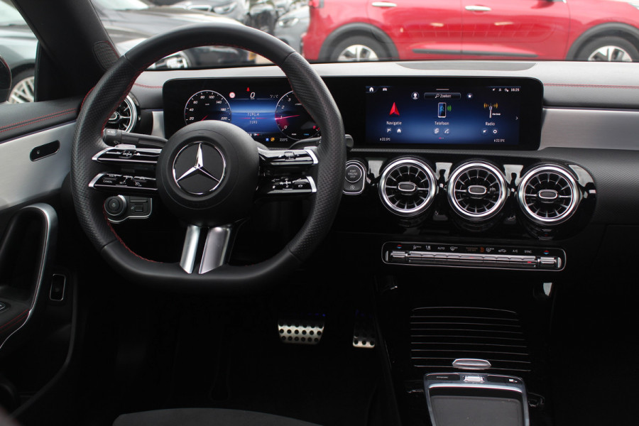 Mercedes-Benz CLA-Klasse 180 AMG Line / MY2024 / NIEUWSTAAT! / Panoramadak / Camera / Leder&Alcantara / 18'' / Sfeerverlichting / Dodehoek / DAB / Cruise Control