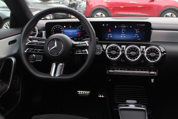 Mercedes-Benz CLA-Klasse 180 AMG Line / MY2024 / NIEUWSTAAT! / Panoramadak / Camera / Leder&Alcantara / 18'' / Sfeerverlichting / Dodehoek / DAB / Cruise Control