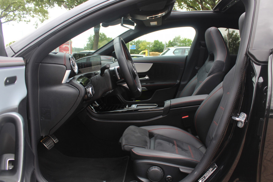 Mercedes-Benz CLA-Klasse 180 AMG Line / MY2024 / NIEUWSTAAT! / Panoramadak / Camera / Leder&Alcantara / 18'' / Sfeerverlichting / Dodehoek / DAB / Cruise Control