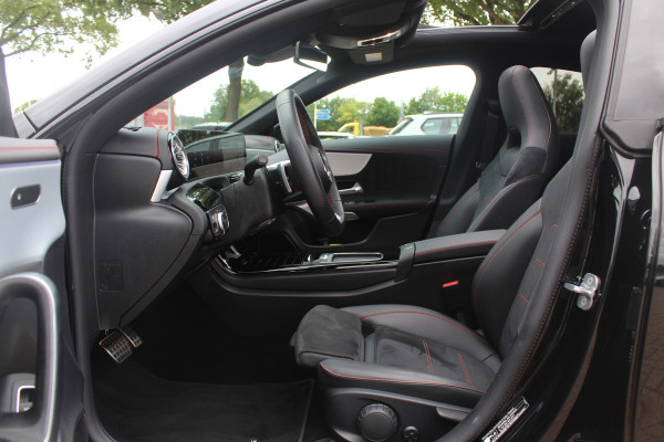 Mercedes-Benz CLA-Klasse 180 AMG Line / MY2024 / NIEUWSTAAT! / Panoramadak / Camera / Leder&Alcantara / 18'' / Sfeerverlichting / Dodehoek / DAB / Cruise Control