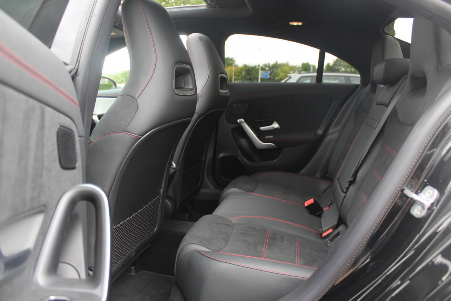 Mercedes-Benz CLA-Klasse 180 AMG Line / MY2024 / NIEUWSTAAT! / Panoramadak / Camera / Leder&Alcantara / 18'' / Sfeerverlichting / Dodehoek / DAB / Cruise Control
