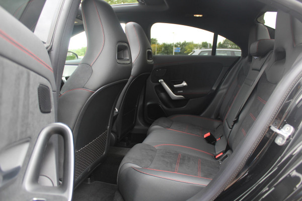 Mercedes-Benz CLA-Klasse 180 AMG Line / MY2024 / NIEUWSTAAT! / Panoramadak / Camera / Leder&Alcantara / 18'' / Sfeerverlichting / Dodehoek / DAB / Cruise Control