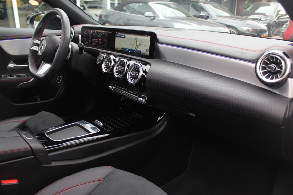 Mercedes-Benz CLA-Klasse 180 AMG Line / MY2024 / NIEUWSTAAT! / Panoramadak / Camera / Leder&Alcantara / 18'' / Sfeerverlichting / Dodehoek / DAB / Cruise Control
