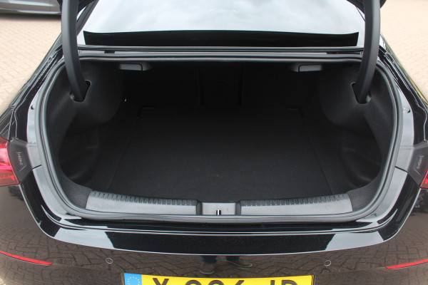 Mercedes-Benz CLA-Klasse 180 AMG Line / MY2024 / NIEUWSTAAT! / Panoramadak / Camera / Leder&Alcantara / 18'' / Sfeerverlichting / Dodehoek / DAB / Cruise Control