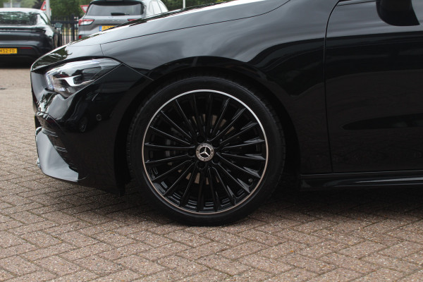 Mercedes-Benz CLA-Klasse 180 AMG Line / MY2024 / NIEUWSTAAT! / Panoramadak / Camera / Leder&Alcantara / 18'' / Sfeerverlichting / Dodehoek / DAB / Cruise Control